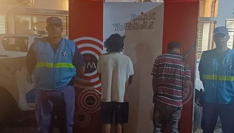 Caminantes frustraron el robo de un cartel comercial en pleno centro de Resistencia