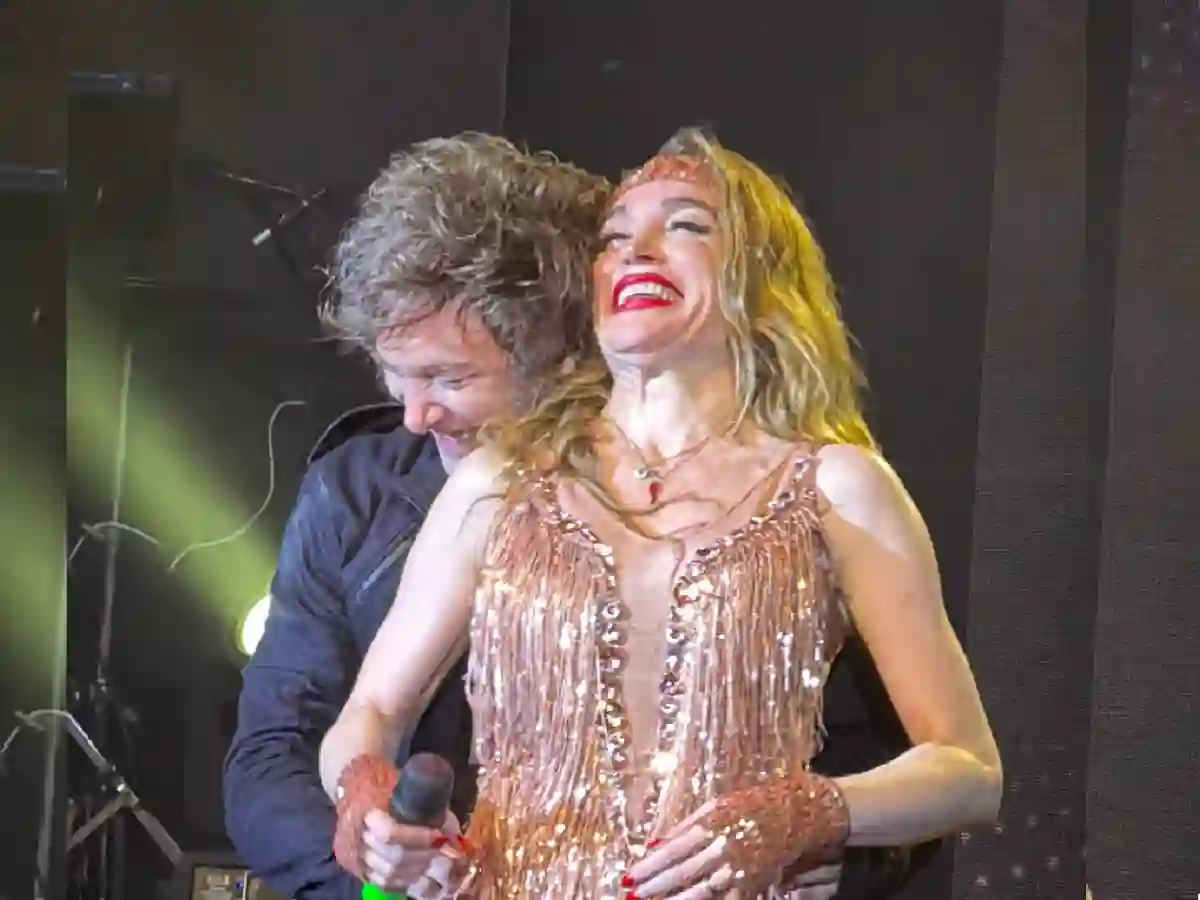 Milei se subió al escenario con Fátima Florez y cerró La Derecha Fest con un discurso centrado en la batalla cultural