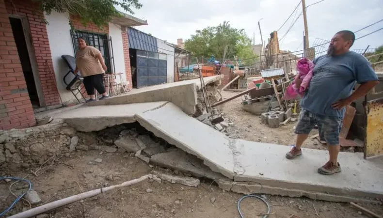 Deslizamiento en Comodoro Rivadavia: evacúan a 90 familias por el desplazamiento del Cerro Hermitte