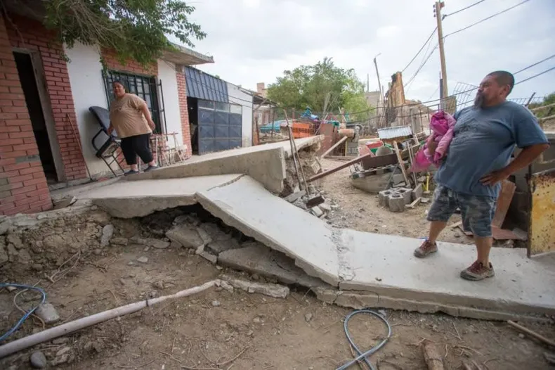 Deslizamiento en Comodoro Rivadavia: evacúan a 90 familias por el desplazamiento del Cerro Hermitte