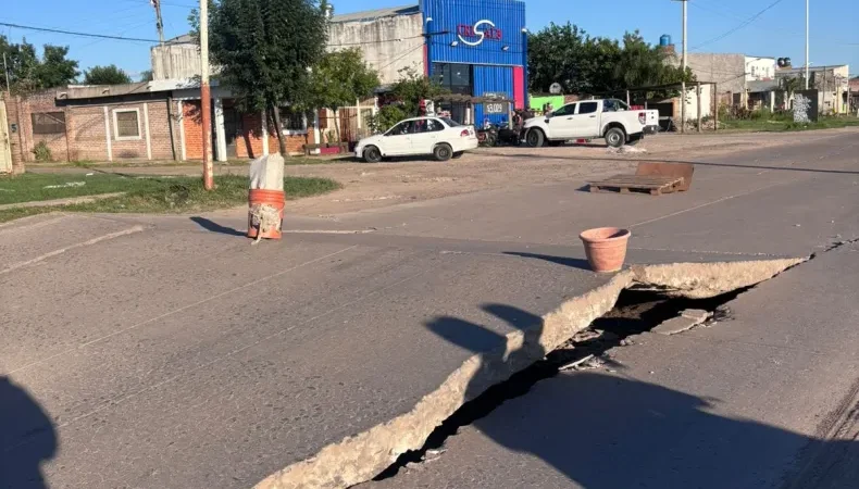 Calor extremo en Resistencia: el asfalto no resistió y se partió en Soberanía Nacional