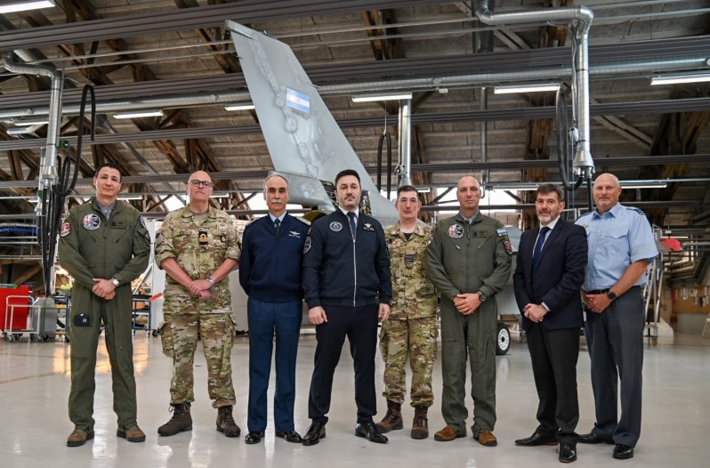 Escándalo por los F-16: el Gobierno pagará USD 33 millones a una empresa privada para entrenar a los pilotos