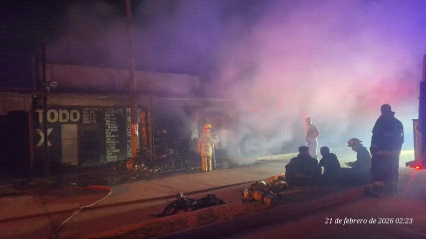 Incendio y tensión en un mayorista de Avenida Edison: Despliegan fuerte operativo policial para evitar saqueos