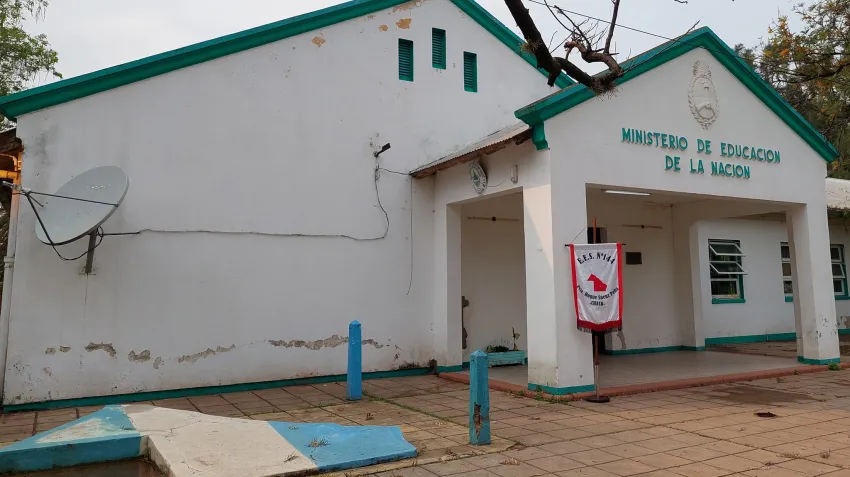 Crisis sanitaria en Sáenz Peña: desbordes cloacales ponen en jaque el inicio de clases en la Escuela 144