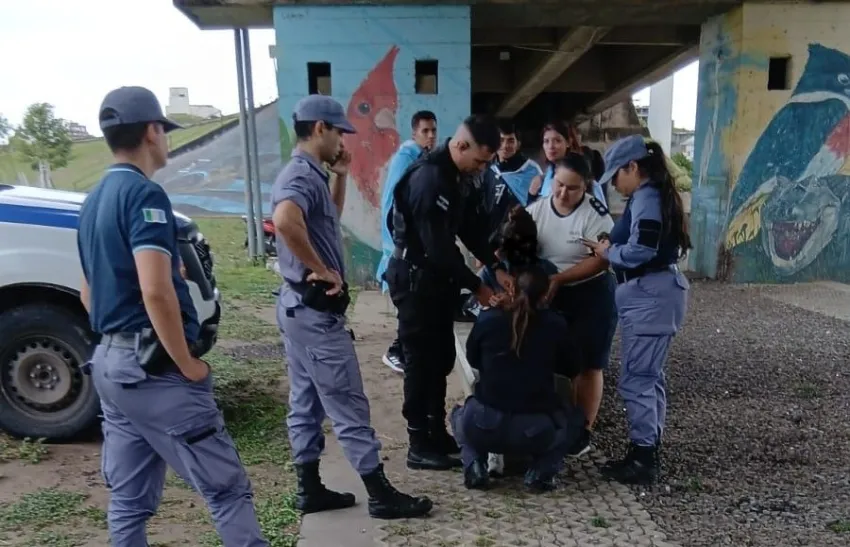Evitaron un intento de suicidio en el puente General Belgrano: rescataron a una mujer de 42 años