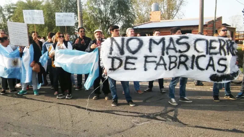 Emergencia fabril: la industria argentina pierde 160 empleos por día y el PBI retrocede a niveles de 1985