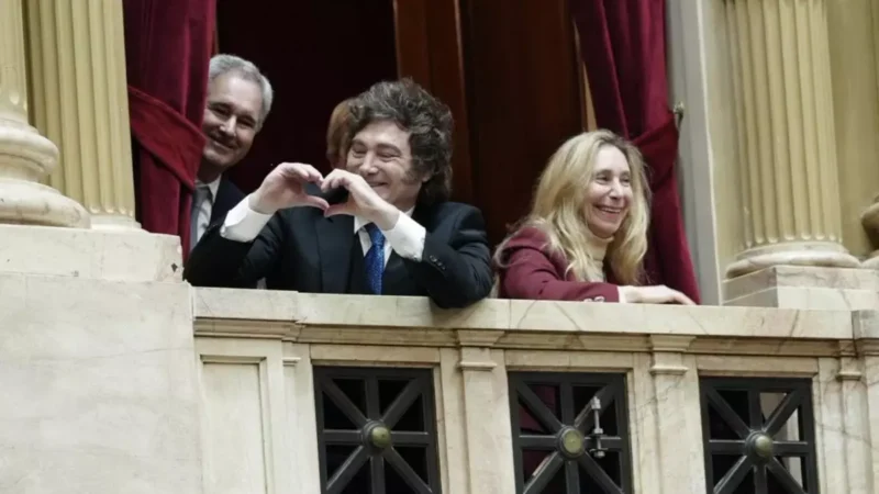 Fuerte retroceso de Javier Milei en las encuestas: su aprobación cayó 10 puntos tras los escándalos de Adorni y el caso Libra