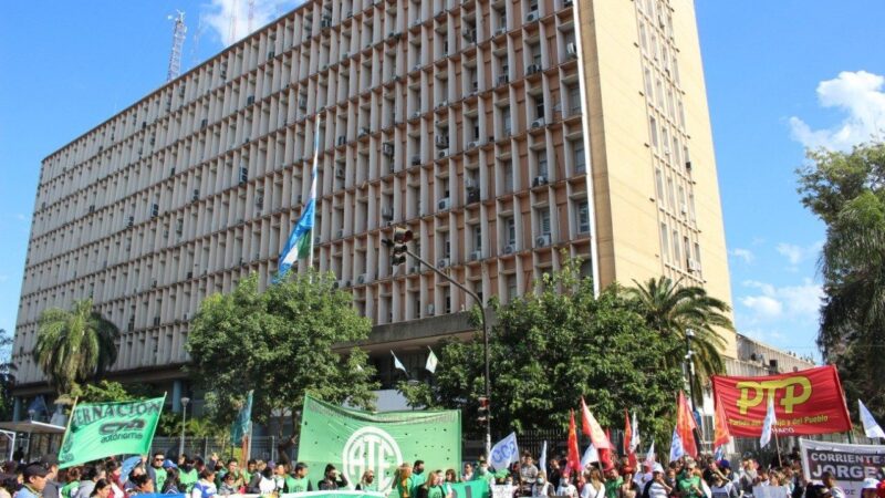 ¿Es legal que el banco te descuente todo el sueldo? La denuncia del Dr. Ignacio Sinkovich sobre el endeudamiento de estatales