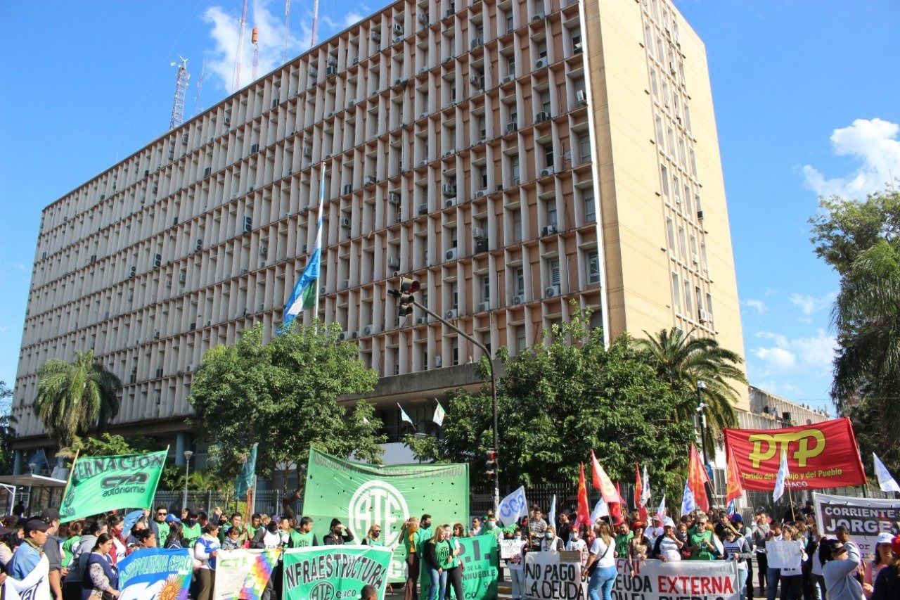 ¿Es legal que el banco te descuente todo el sueldo? La denuncia del Dr. Ignacio Sinkovich sobre el endeudamiento de estatales