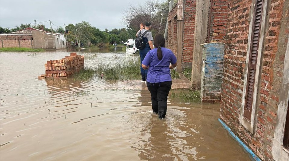 Salud despliega un operativo de emergencia en Juan José Castelli para asistir a los evacuados por el temporal