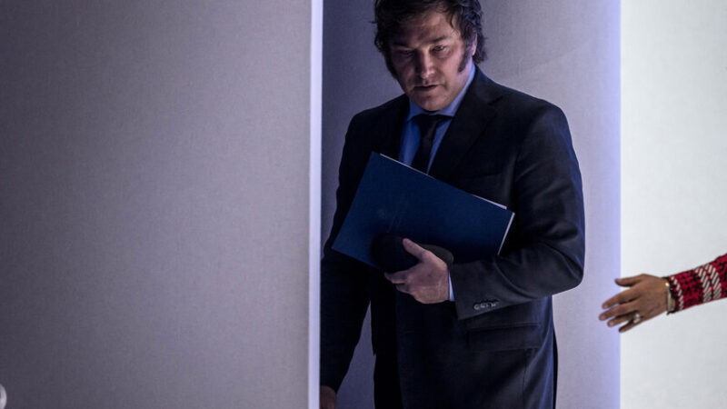 Fuerte caída de Milei en las encuestas: perdió siete puntos de imagen positiva en marzo