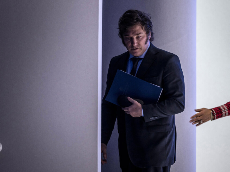 Fuerte caída de Milei en las encuestas: perdió siete puntos de imagen positiva en marzo