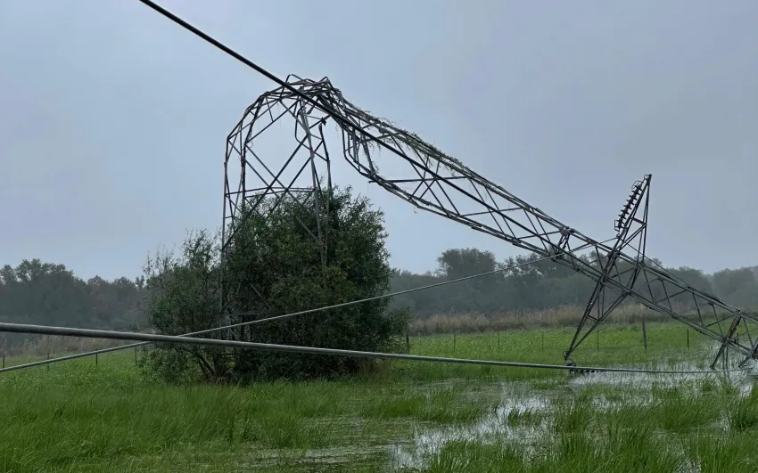 Desastre climático en Chaco: un tornado derribó nueve torres de alta tensión en zona rural