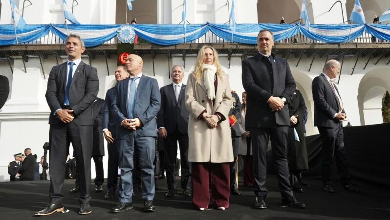 25 de Mayo: Karina excluyó a Patricia Bullrich de los actos oficiales y la mandó al fondo de la Catedral y no la dejó subir al escenario del Cabildo