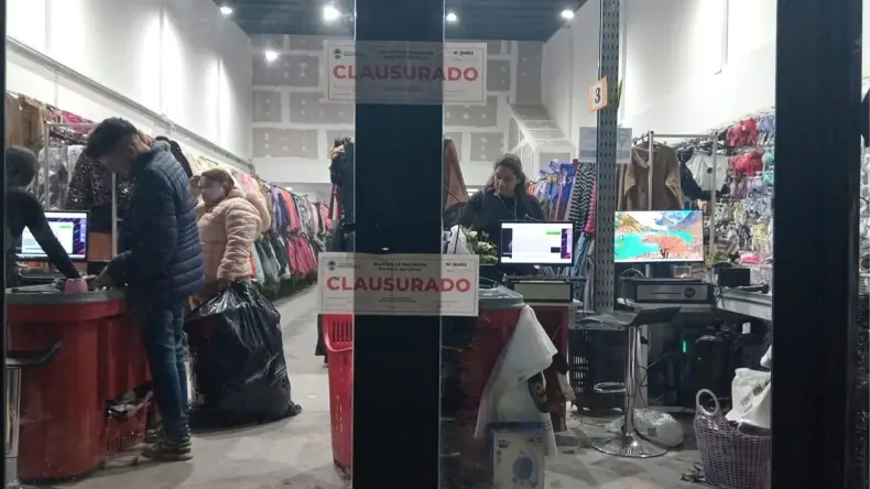 Tensión en Resistencia: incidentes y un detenido durante la clausura de un local de ropa