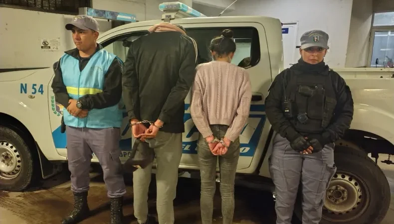 Resistencia: Atraparon a una pareja con prendas robadas tras un rápido operativo de Caminantes en el microcentro