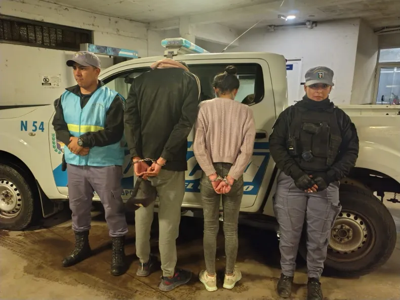Resistencia: Atraparon a una pareja con prendas robadas tras un rápido operativo de Caminantes en el microcentro