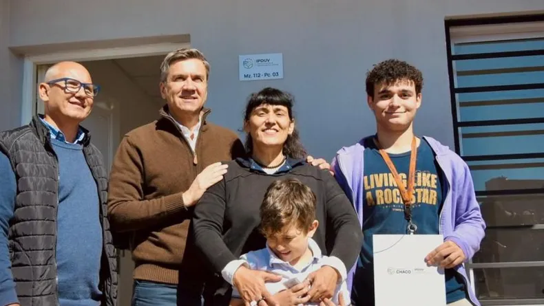 Leandro Zdero entregó nuevas viviendas en la zona sur de Resistencia y anunció sorteos en San Bernardo