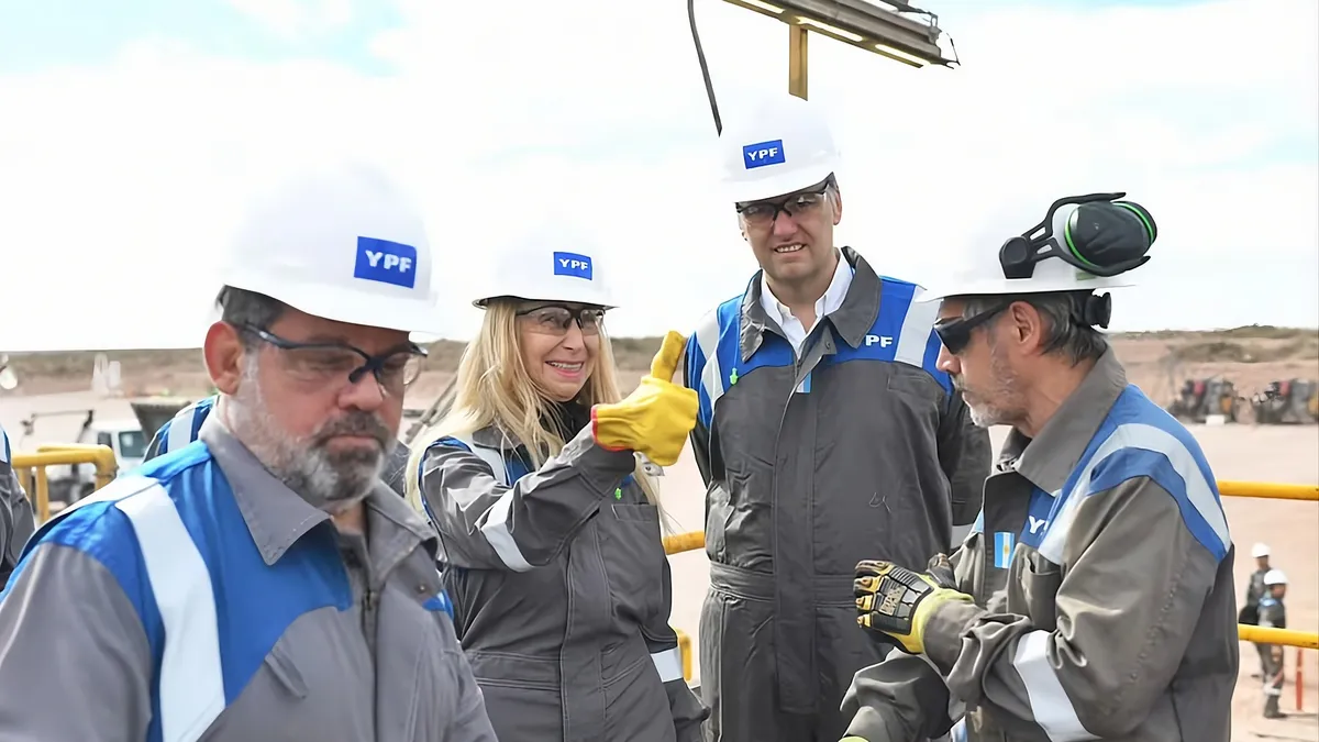 Adorni renuncia a su cargo en YPF y se desvincula totalmente de la gestión de Milei