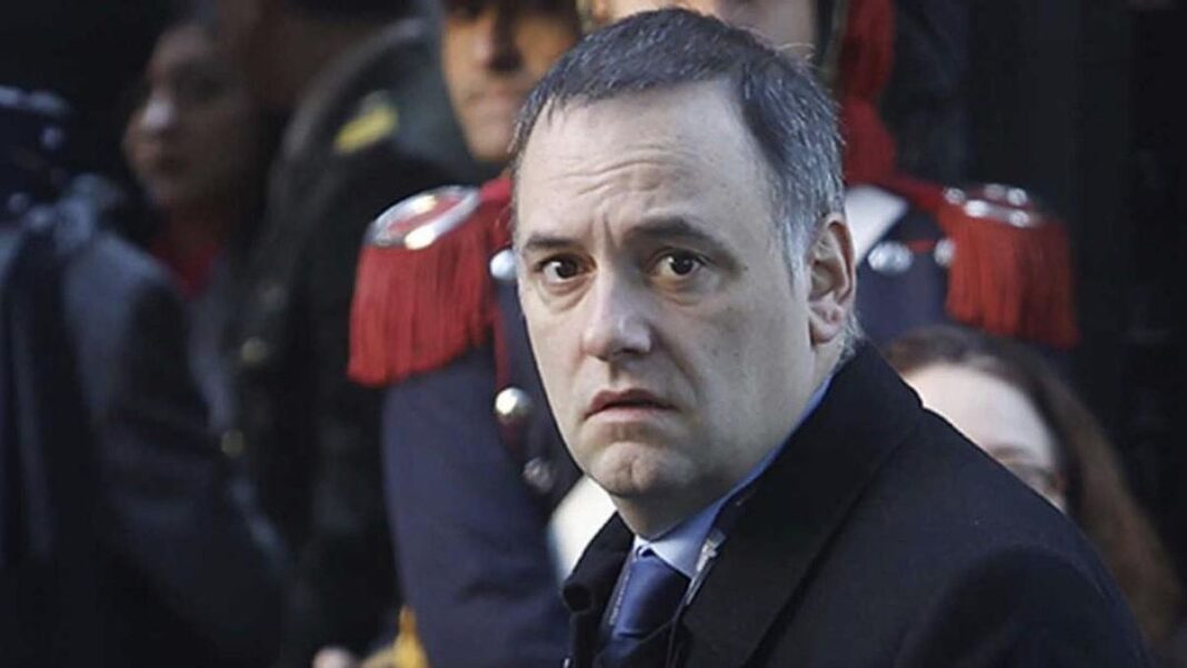 Milei desplazó a Manuel Adorni de la vocería presidencial y designó al economista Adrián Ravier para contener la crisis en el gobierno