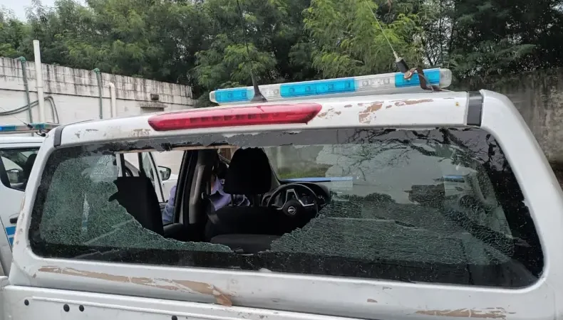 Violento ataque en Sáenz Peña: un grupo de 20 personas emboscó y destrozó un patrullero