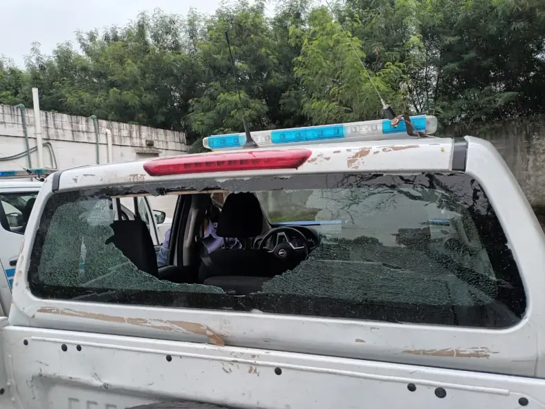 Violento ataque en Sáenz Peña: un grupo de 20 personas emboscó y destrozó un patrullero