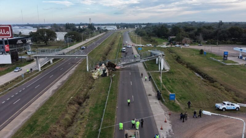 Tragedia en la Ruta 16: murió un camionero tras el derrumbe de un puente peatonal en la autovía