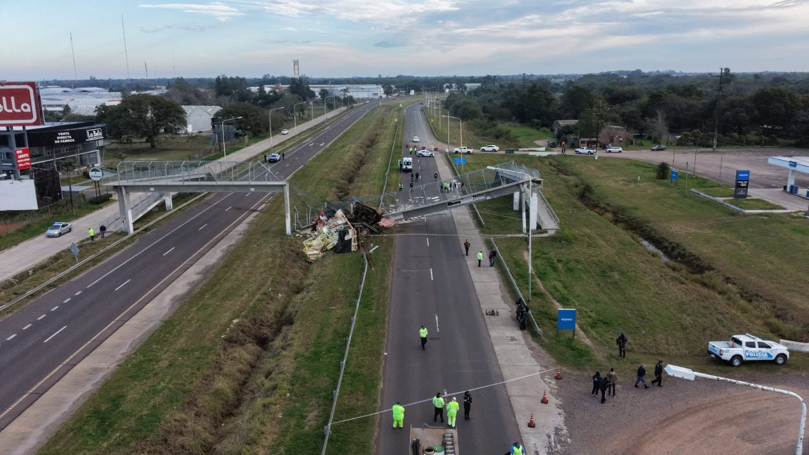 Tragedia en la Ruta 16: murió un camionero tras el derrumbe de un puente peatonal en la autovía