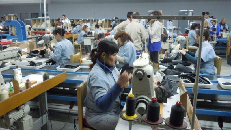 Otro golpe a la industria: Los fabricantes de Adidas y Nike, cierran su última planta de producción de calzado en Argentina