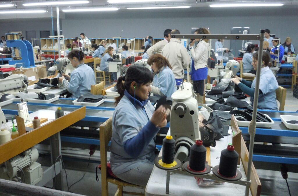 Otro golpe a la industria: Los fabricantes de Adidas y Nike, cierran su última planta de producción de calzado en Argentina
