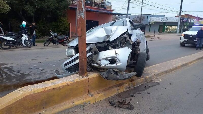 Resistencia: Perdió el control de su auto y chocó contra una columna de iluminación en la avenida Castelli